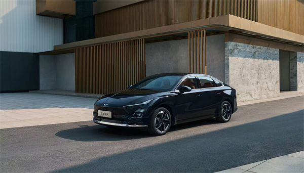 10.98万元起！五菱星光2025款开启预售，携手《和平精英》打造年轻人的智能实战利器！