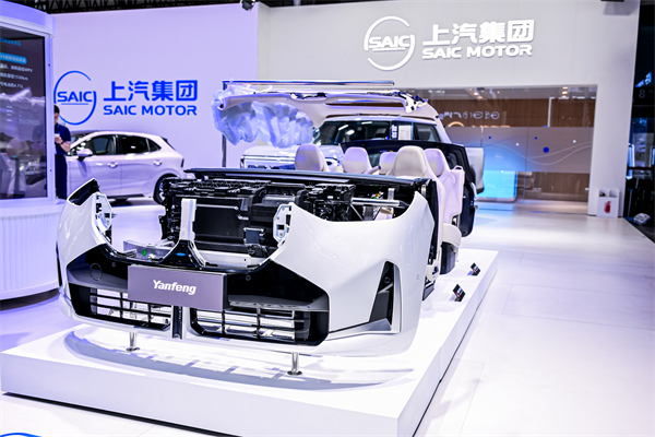 上汽“一体化轻量智能底盘”亮相2025工博会