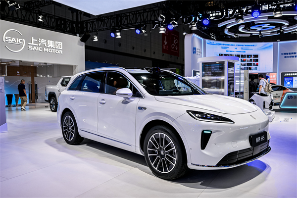 上汽“一体化轻量智能底盘”亮相2025工博会