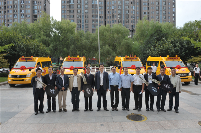 ok138太阳集团携手上海烟草再度向陕西捐赠守护星专用校车